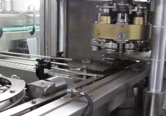 精釀啤酒設(shè)備怎么避免灌裝時翻沫